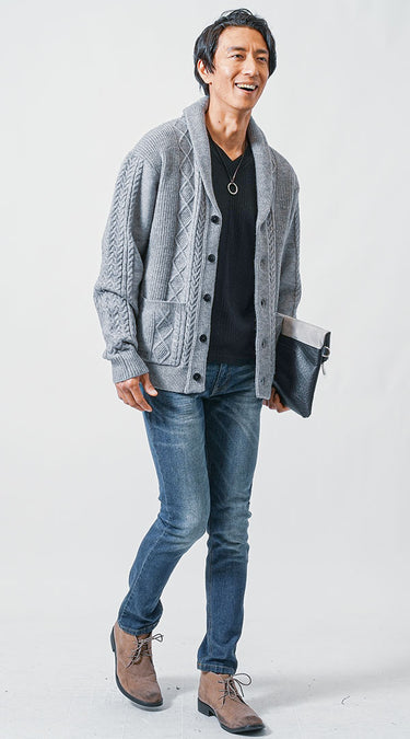 50代男性の秋旅行に最適なグレーカーディガン×デニムのリラックスカジュアルコーデ
