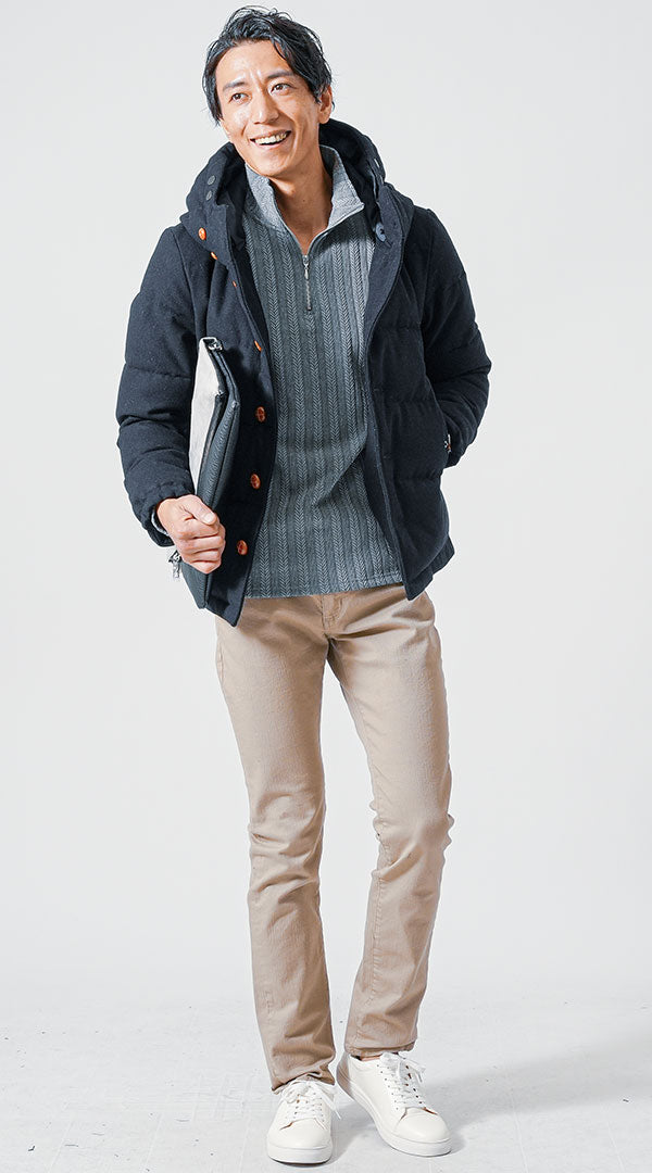 ネイビーダウンジャケット　グレーハーフジップポロシャツ　メンズ コーデ 40代 50代 男性 人気 冬 に合う おすすめ 着こなし おしゃれ かっこいい