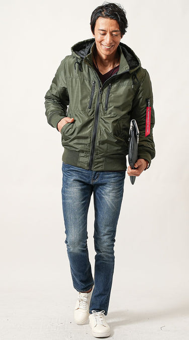 カーキのミリタリージャケットとジーンズのコーデ例