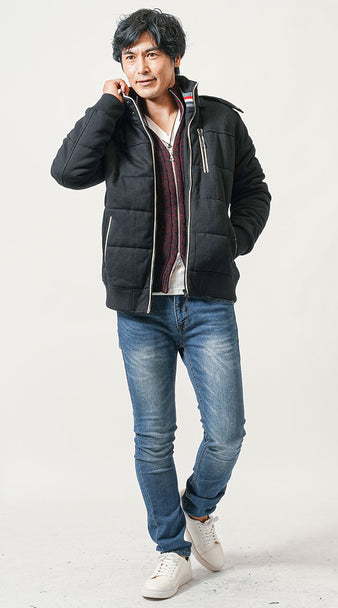 低身長メンズにおすすめの冬コーデ：黒アウターとデニムにワインニットを差し込んで視線を上に誘導する着こなし