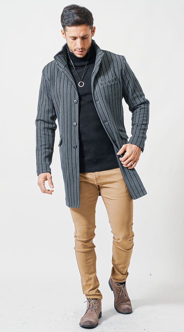 お腹が気になる体型のメンズにおすすめの黒タートルネックとロング丈コートのコーディネート例