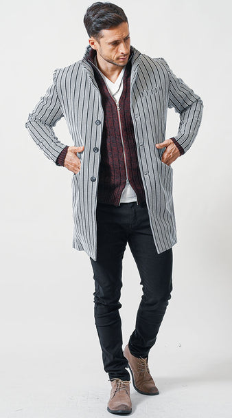 メンズにおすすめのストライプ柄コートでマッチョ体型を引き締めた冬コーデ