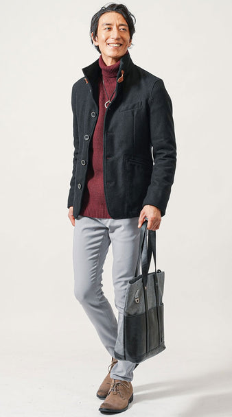 メンズにおすすめのワインレッドタートルネックニットと黒ジャケットを使ったきれいめ通勤コーデ