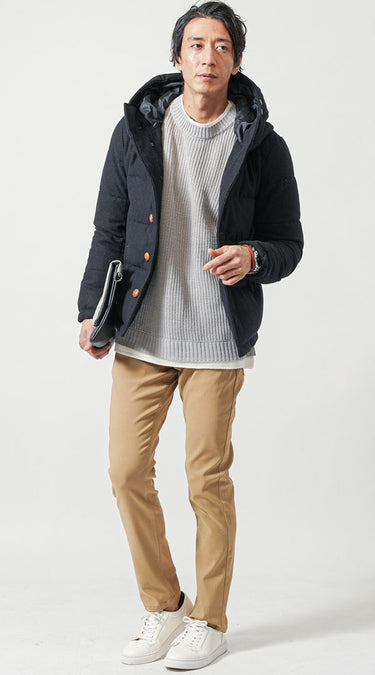 重ね着風セーターでインナーは肌着をきたアウターコーデ