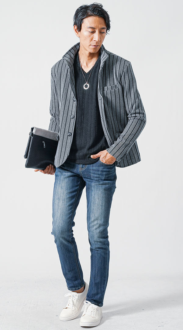 メンズの濃色デニムに合う白スニーカーとジャケットのきれいめコーデ