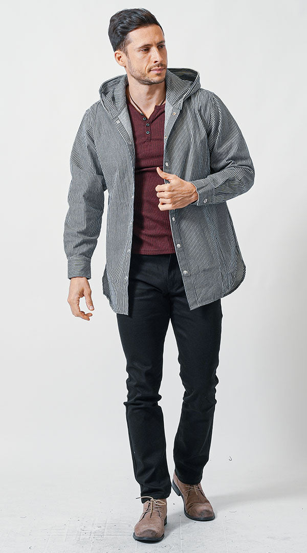 メンズにおすすめのロングシャツと黒テーパードパンツでがっちり体型をカバーし脚を長く見せるコーデ