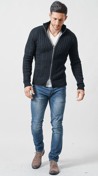 メンズにおすすめのがっちり体型をバランス良く見せる黒ニットとデニムコーデ