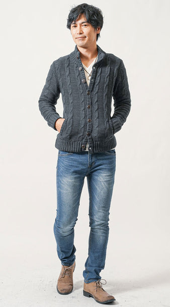 50代メンズにおすすめのチャコールグレーニットカーディガンを使った秋服コーデ