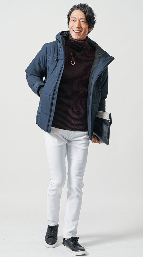 メンズにおすすめのワインタートルネックとネイビーブルゾンを合わせた休日のちょいワル街歩きコーデ