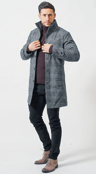 メンズにおすすめのグレンチェック柄ロングコートとワイン色ニットの冬コーデ