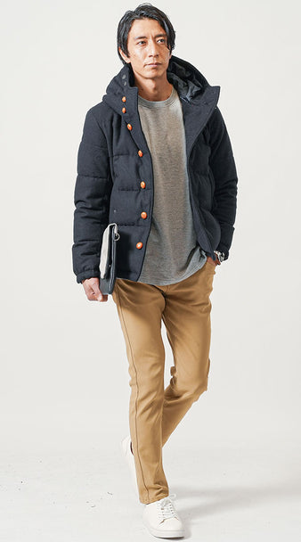 メンズの冬コーデ ベージュスキニーパンツにグレーTシャツとネイビーダウンジャケットを合わせ白スニーカーでまとめた着こなし