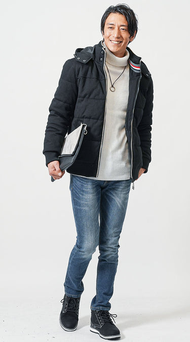 タートルネックにネックレスを合わせたコーディネート