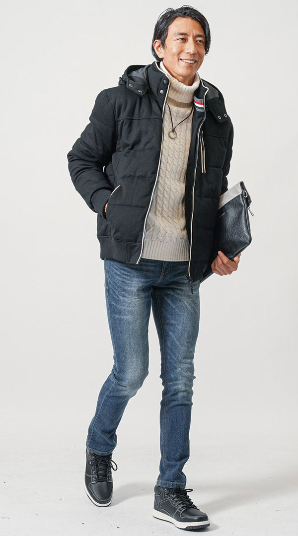 黒中綿ジャケット　ネイビーデニムパンツ　黒スニーカー　メンズ コーデ 40代 50代 男性 人気 冬 に合う おすすめ 着こなし おしゃれ かっこいい