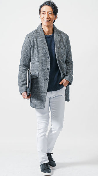 40代メンズにおすすめの白パンツとチェック柄コートを合わせた冬の大人カジュアルコーディネート例