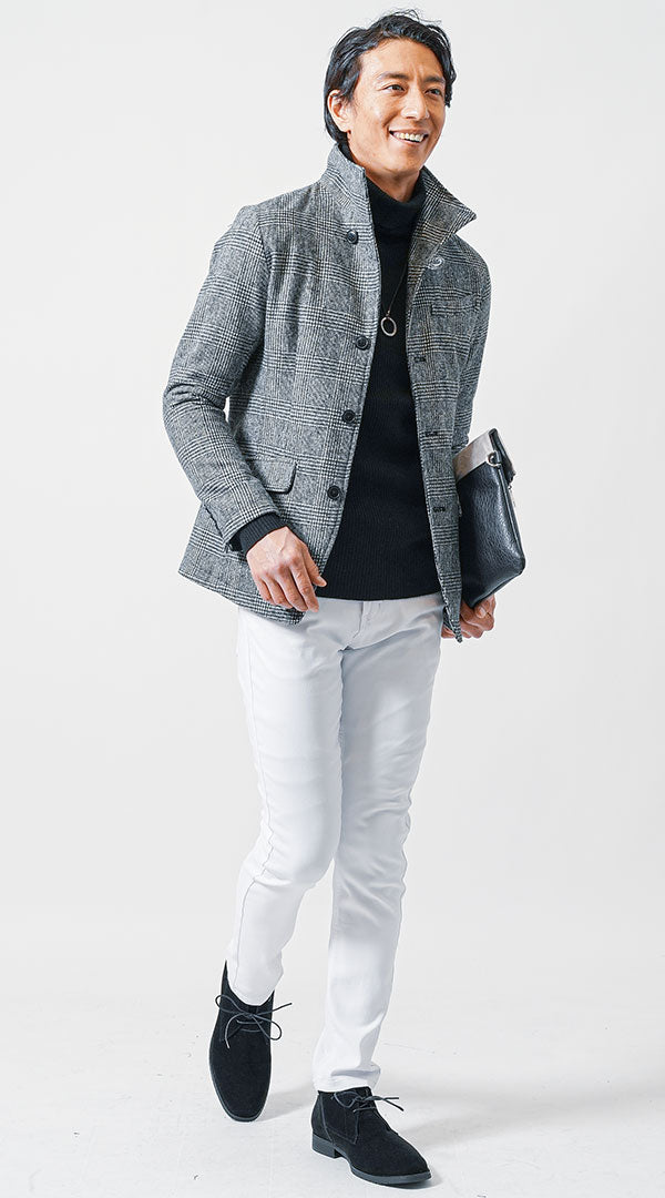 40代メンズにおすすめの黒タートルネックとチェック柄ジャケットのきれいめコーディネート例