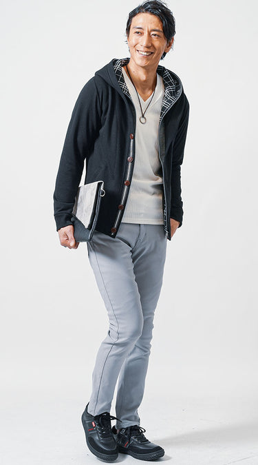 ハイテクスニーカーとパンツを合わせたメンズコーディネート