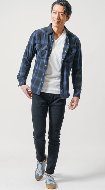 メンズにおすすめの黒パンツとチェックシャツのすっきりカジュアルコーデ