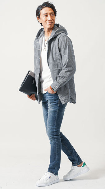 グレーのシャツとネイビーパンツ、ベージュブーツを合わせたメンズコーディネート