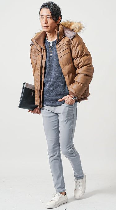 グレーチノパンツ×ダウンジャケットの冬コーデ