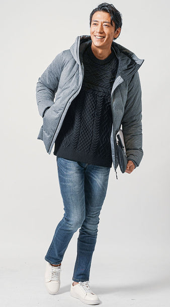 メンズにおすすめのダウンジャケット×ニット×デニムパンツのコーデ例