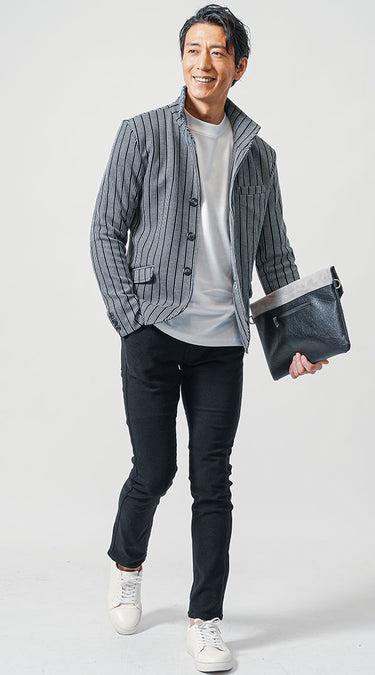 白スニーカーと黒パンツを合わせたメンズコーディネート