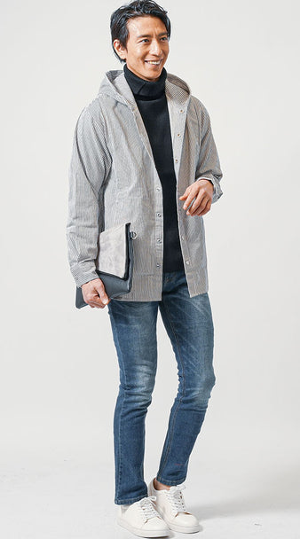 白ロングパーカーに黒タートルネックニットとデニムパンツを合わせたメンズコーディネート