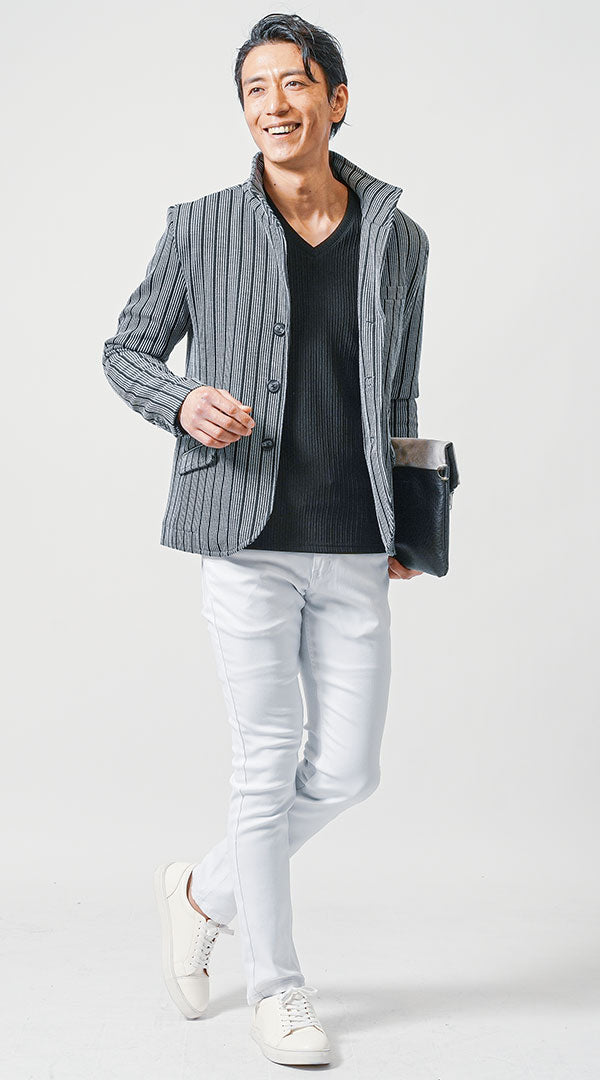 低身長男性におすすめのスタンドカラージャケットとVネックニット、白スキニーパンツのコーディネート。小顔効果と脚長効果を同時に実現するスタイルアップコーデ。