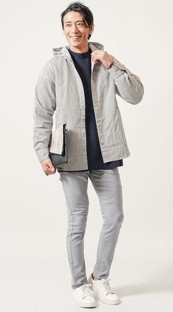 メンズにおすすめのネイビーセーターとグレーパンツを使った爽やかカジュアルコーディネート例