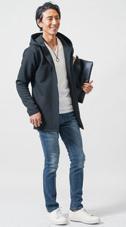 黒ロングパーカーのメンズコーデ例