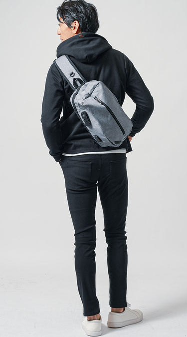 ベーシックな色のバッグの女子ウケコーデ