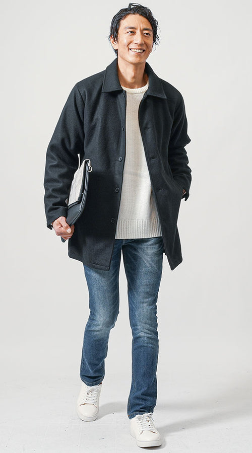 黒コートと白ニットとブルーデニムの清潔感ある大人カジュアルコーデ
