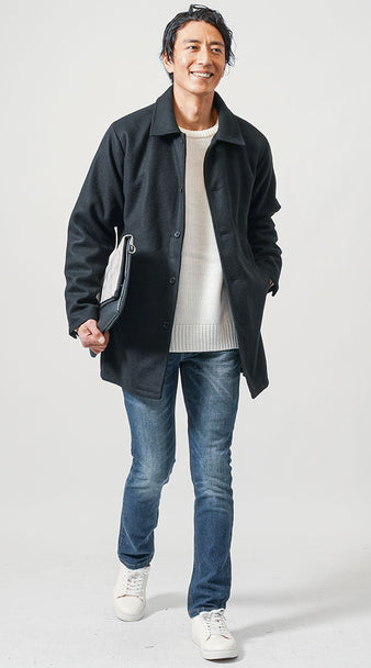 メンズにおすすめの20代向けデートニットコーデ ステンカラーコートと白ニットで落ち着いた印象に仕上げたカジュアルスタイル