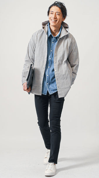 デニムシャツ×ブラックパンツの休日大人カジュアルコーデ例 メンズ