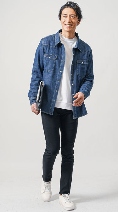 ネイビーのトップス・グレーのアウターと合わせた黒パンツのメンズコーデ例