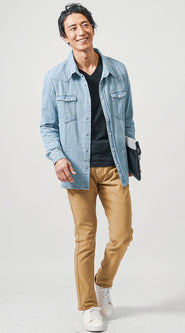 デニムシャツに合う黒・ベージュ・グレーのチノパンを使ったお手本コーデ