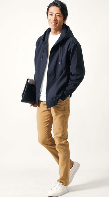 ネイビーパーカー×ベージュチノパン×白Tシャツコーデ