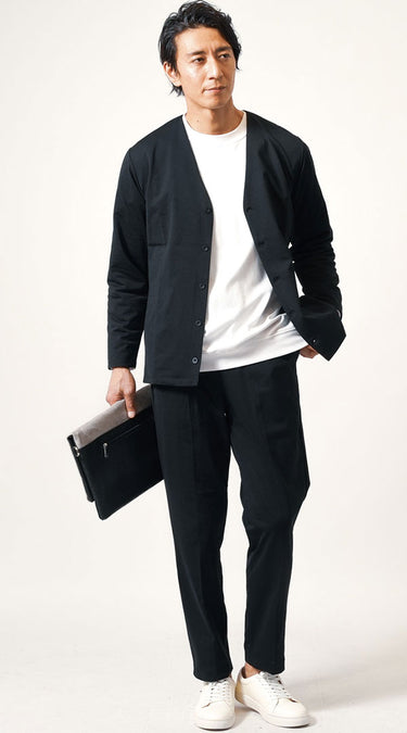 スニーカーとアンクルパンツを合わせたメンズコーディネート