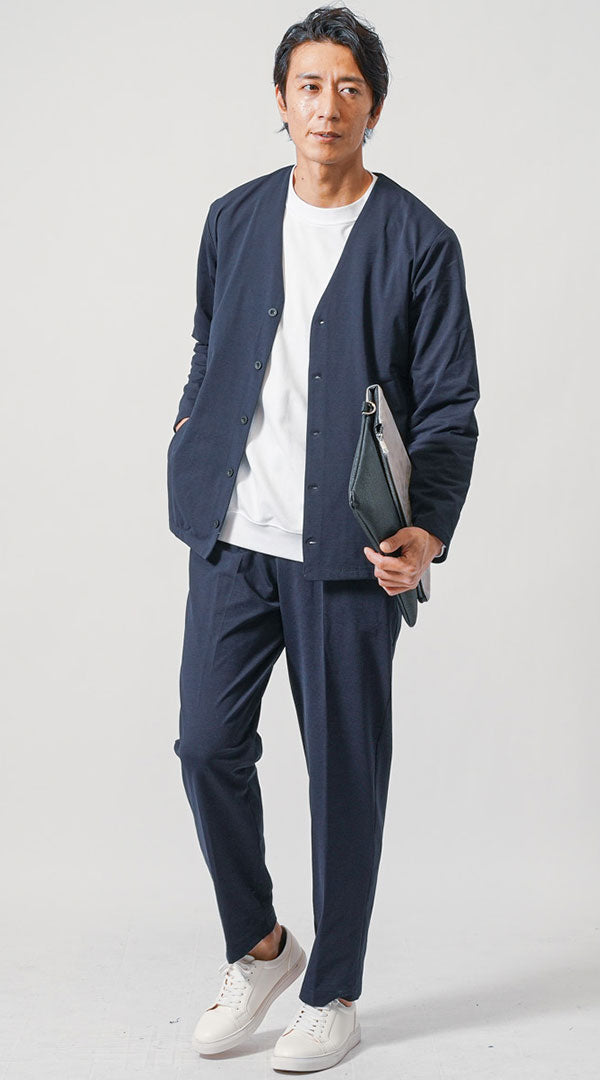 メンズにおすすめのネイビーセットアップで足が長く見えるカーディガンコーデ
