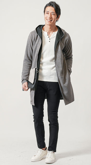 グレーのパーカーと合わせた黒パンツのメンズコーデ例