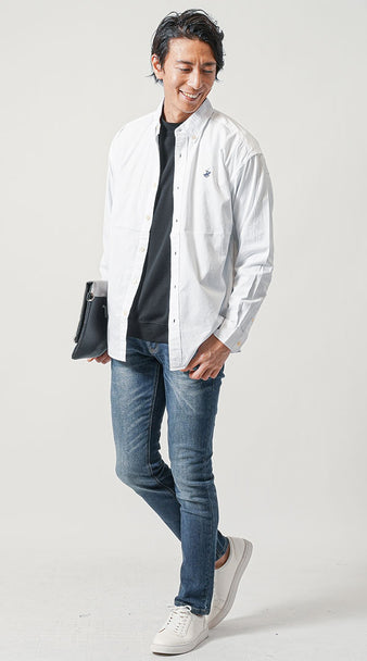 白シャツのインナーに黒Tシャツを合わせたメンズコーデ