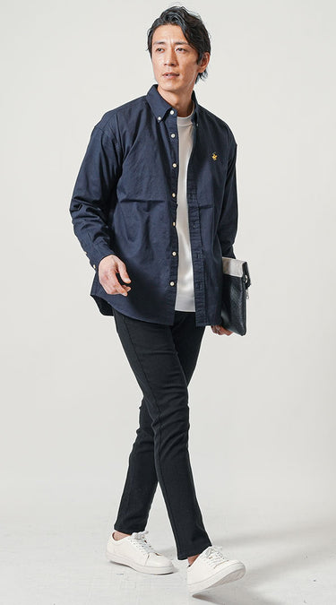 ネイビーのトップス・グレーのアウターと合わせた黒パンツのメンズコーデ例