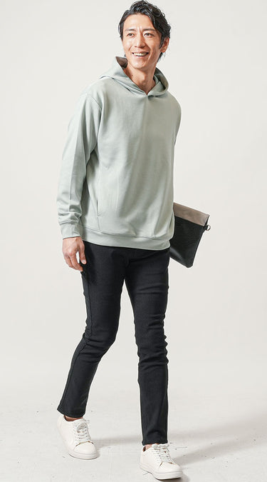 薄い色合いのトップスと合わせた黒パンツのメンズコーデ例