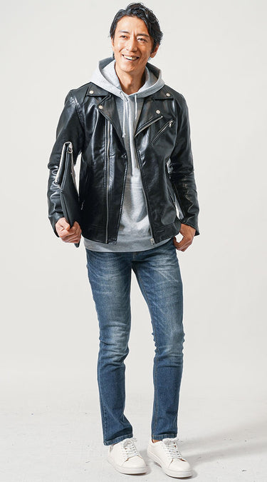 左右ともに 縦にまっすぐ伸びたスリムなシルエットのコーデ