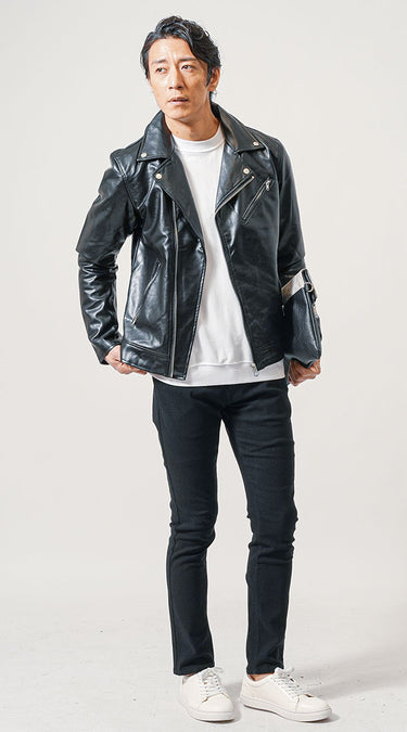 秋に合う黒パンツのメンズコーデ例