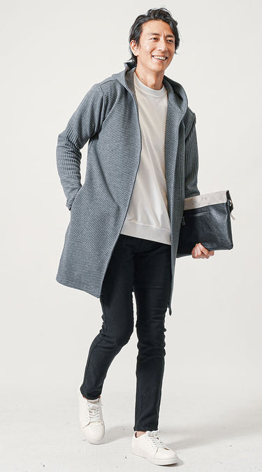 チャコールグレー（濃いグレー）の服×白パンツコーデ例