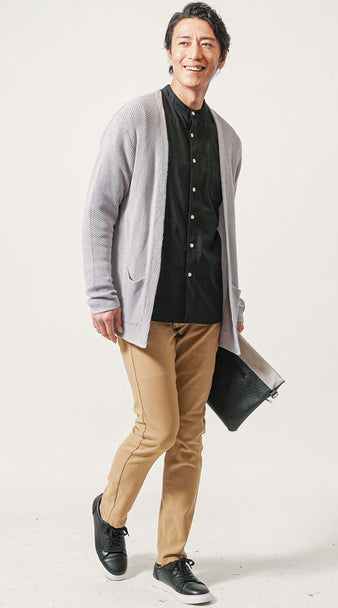 黒シャツ×ベージュズボンのおしゃれなコーデ