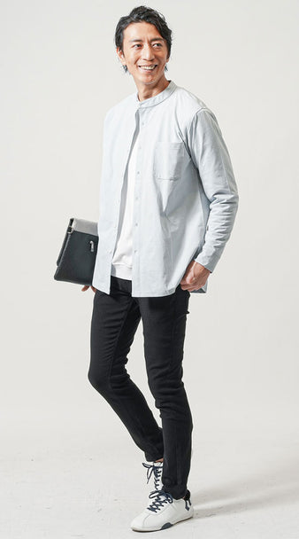 ノーカラーシャツと黒スキニーパンツのコーディネート例|色合わせとトーンバランスに注意した着こなし