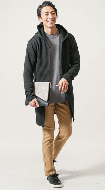黒ロングパーカーにグレーニットとベージュパンツを合わせたメンズコーディネート