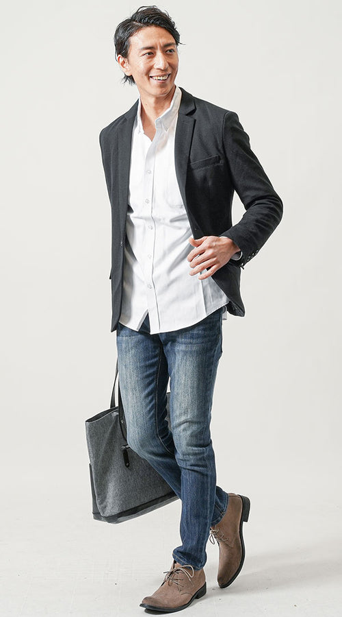 無地シャツを着た安定感のあるメンズコーデ