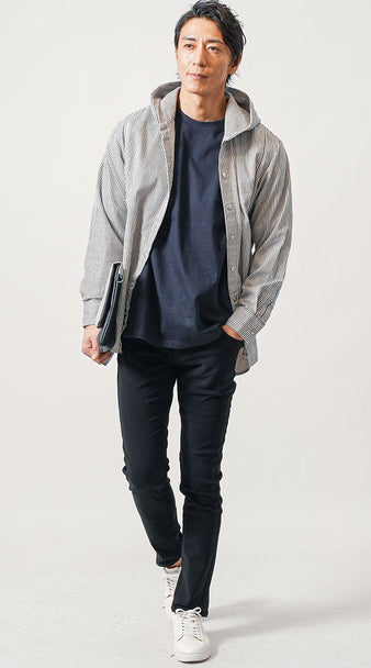 黒ズボン・パンツに合うパーカーとのバランスを考えた冬におすすめの黒のズボンのメンズコーデ例